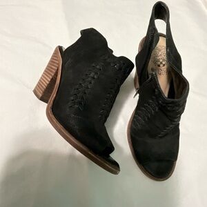 Vince Camuto Black Heels with Chunky Heel and Open-Toe Design